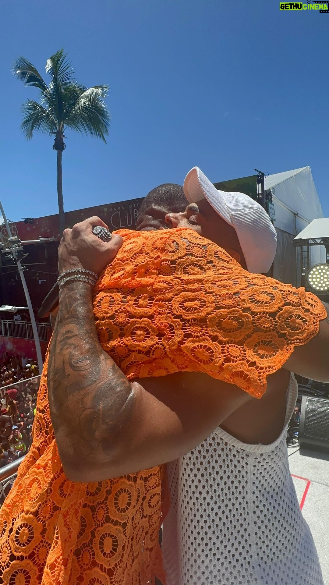 Léo Santana Instagram - SOMOS VENCEDORES DA VIDA! Pagodão é música do POVO… pretos, periféricos, cantores de PAGODÃO DA BAHIA no topo… somos vencedores. ❤️🔥 Que parceria incrível! Somos abençoados e gratos. Finalizando esse #CarnavalDeSalvador com chave de ouro. SUUUUURRAAAAA DE #PERNABAMBA PRA SALVADOR! Carnaval de Salvador
