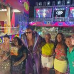 Léo Santana Instagram - No final do circuito do último dia do #CarnavalDeSalvador2024 fui surpreendido por essa surpresa linda, feita pelo @bandfolia 🥹🙌🏿 Sem dúvidas, ser surpreendido pelas mulheres da minha vida, minha esposa @loreimprota, minha filha #Liz, minha mãe #DonaMarinalva e minhas irmãs @dejanesantana e @naiarasantana, me emociona em muitos pontos! SEM PALAVRAS! Sou abençoado demais! Não tenho dúvidas. Obrigado Deus, minha #EquipeLS, meus fãs, minha família… esse prêmio de MELHOR CANTOR DO CARNAVAL 2024 É NOSSO! 😭🙏🏿 Carnaval de Salvador
