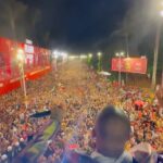 Léo Santana Instagram - Isso é #PernaBamba, SALVADOR! Esse é o #CarnavalGG 🔥🙌🏿 Benção ou não?! OBRIGADO MEU DEEEEEEUS! #DeixaDeusConduzir Carnaval de Salvador