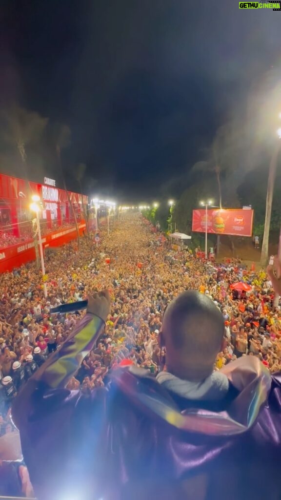 Léo Santana Instagram - Isso é #PernaBamba, SALVADOR! Esse é o #CarnavalGG 🔥🙌🏿 Benção ou não?! OBRIGADO MEU DEEEEEEUS! #DeixaDeusConduzir Carnaval de Salvador