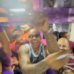 Léo Santana Instagram - SURRA DE PERNA BAMBA!!!!! ❤️🔥🙌🏿 Pode arrastar o trio, motorista que minha #EquipeLS já tá pronta kakakakakkaa SOMOS TOP 1, FAMÍLIA!!!!!! #Gratidão equipe… sou muito abençoado! Carnaval de Salvador