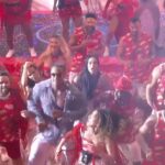Léo Santana Instagram - #BBB24 📹 • Todo mundo na swingueira juntinho com @leosantana: PAAAAAARA PAPATIPARÁ! 🎶 #RedeBBB Big Brother Brasil