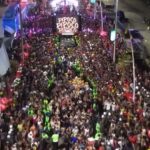 Léo Santana Instagram – Uma coisa eu posso dizer: EU VIVI esse Pipoco, viu, family? Que energia ÚNICA pra começar o #CarnavalGG com pé direito. 🙌🏿😎

Quem foi aí? Me conta que eu quero saber kaka

🎥: @reymon_of / @marjoryuzeda Carnaval de Salvador