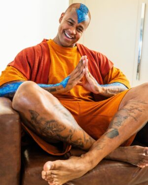 Léo Santana Instagram - SIM, O GG ATIVOU O MODO AVATAR! O @leosantana fantasiado de Aang da minha nova série live-action Avatar: O Último Mestre do Ar, que estreia dia 22 de fevereiro, é a melhor coisa que você vai ver hoje. 🌊🪨🔥💨