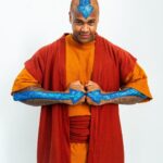 Léo Santana Instagram – SIM, O GG ATIVOU O MODO AVATAR! O @leosantana fantasiado de Aang da minha nova série live-action Avatar: O Último Mestre do Ar, que estreia dia 22 de fevereiro, é a melhor coisa que você vai ver hoje. 🌊🪨🔥💨