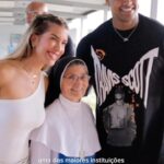 Léo Santana Instagram - Um pouquinho da visita que eu e @leosantana fizemos ontem ao Hospital Santo Antônio, coração das @obrasirmadulce aqui em Salvador! 🙏🏻 É de arrepiar saber que a nossa Noite da Aclamação vai contribuir com esse espaço que é referência e presta serviços de saúde essenciais para tanta gente. Orgulho, viu? ✨ Salvador, Bahia, Brazil
