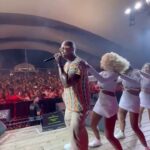 Léo Santana Instagram - Casa LOTADAAAA no Sul do país c/ o nosso PAGODÃO foi desse jeito aí😮‍💨🔥🙏🏿❤️ @p12jurere Santa Catarina 1/01 #golzinho #vermelho #anotherone #leosantana #top100 #spotify Brazil