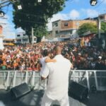 Léo Santana Instagram - Mais um Natal presenteando a Boa Vista do Lobato, comunidade onde eu nasci e fui criado, com um show exclusivo 🎄🙏🏿❤️ #Gratidão Deus por me permitir proporcionar esse momento. Vejo essas imagens e passa um filme na minha cabeça… quantas histórias, quantos momentos e quantas batalhas fizeram com que eu e minha família chegássemos até aqui… nada a pedir, somente agradecer. Meu muito obrigado também vai para o prefeito @brunoreisba que junto com a @prefsalvador foram super parceiros na viabilização do #NatalGigante da BVL. Quem aí viu minha pequena #Liz metendo dança? kakakakaka 🎥: @reymon_of / @marjoryuzeda