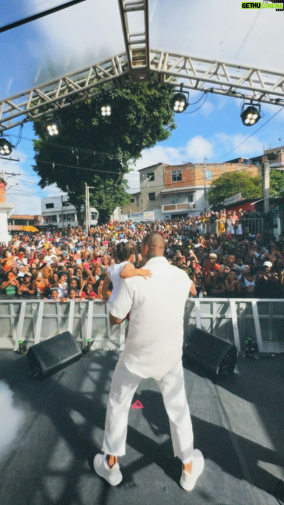 Léo Santana Instagram - Mais um Natal presenteando a Boa Vista do Lobato, comunidade onde eu nasci e fui criado, com um show exclusivo 🎄🙏🏿❤️ #Gratidão Deus por me permitir proporcionar esse momento. Vejo essas imagens e passa um filme na minha cabeça… quantas histórias, quantos momentos e quantas batalhas fizeram com que eu e minha família chegássemos até aqui… nada a pedir, somente agradecer. Meu muito obrigado também vai para o prefeito @brunoreisba que junto com a @prefsalvador foram super parceiros na viabilização do #NatalGigante da BVL. Quem aí viu minha pequena #Liz metendo dança? kakakakaka 🎥: @reymon_of / @marjoryuzeda