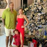 Léo Santana Instagram - Nós desejamos um FELIZ NATAL cheio de amor e união para todos vocês! ❤️🎄✨ (o presente de Liz, será que amou? 😂) Salvador, Bahia, Brazil
