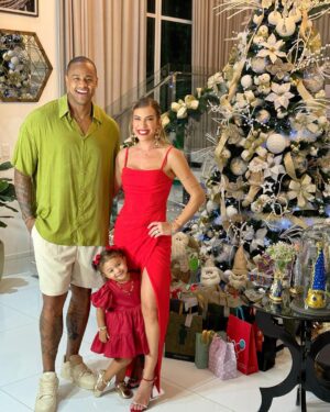 Léo Santana Instagram - Nós desejamos um FELIZ NATAL cheio de amor e união para todos vocês! ❤️🎄✨ (o presente de Liz, será que amou? 😂)
