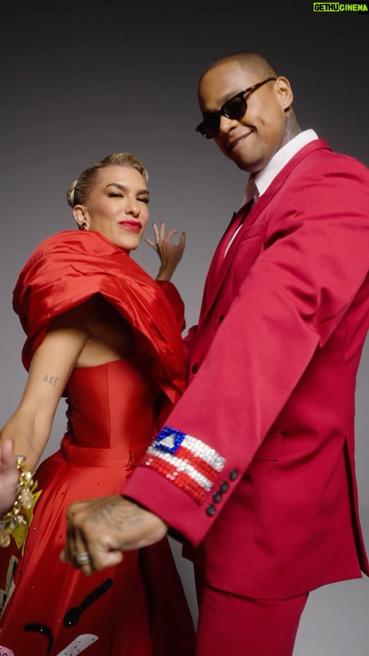 Léo Santana Instagram - Ah….Bahia… impossível mensurar o quanto você significa… sua cultura tão rica, plural e cheia de originalidade nos orgulha. No terceiro look da noite estamos carregando o amor que temos por tudo o que a nossa baianidade representa. ❤️🤍💙 Enquanto existirmos estaremos sempre elevando e mostrando a grandiosidade do povo baiano por onde passarmos, pelos 4 cantos do Brasil. Chegou o momento de saudarmos o mestre @carlinhosbrown, que vem trazendo toda a sua musicalidade pra enriquecer a nossa noite. Salvador, Bahia, Brazil
