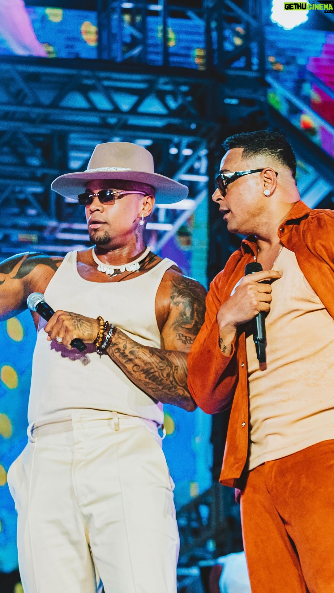 Léo Santana Instagram - TA NO ARRR, TORCIDAAAA! 💥 Essa sexta começou #Descontrolada junto com meu irmão, o GG da Bahia, @leosantana 🔥 Corre pro Youtube e dá muito play no novo lançamento ✨ #Xanddy #XanddyHarmonia #LeoSantana