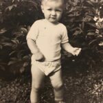 Lado Kvataniya Instagram - Чхортоли. Поцелуи бабушку, скрипучая кровать, ожог руки и тетя Манана, которая всю ночь была рядом, пока я рыдал. Пруд, рыба в ведре, орехи и мама с удочкой. Ледяная горная река, судороги, запах навоза. Одноглазый дядя Боря, который постоянно проигрывал свой вставной глаз в карты, лазил под стол и кукарекал. Икона на шкафу, собака, умывальник с боковым зеркалом от машины, вино в больших бутылках в сыром подвале, паутина. Стая индюков, нападающих на меня. Крапива за плохое поведение, объятия, сладости. Папа в чайной плантации, раскалённое солнце, пыль и трактор. Сильная гроза, ветер, оползни. Могила дедушки, грустный папа, полный стакан чачи. Вкусная еда, застолья, слёзы и смех. С днём рождения меня!