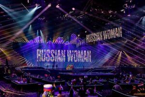 Lado Kvataniya Instagram - Манижа - Russian Woman /// Concept
⠀ 
Немного расскажу о концепции номера, за которую я отвечал.
⠀ 
Импульсом к возникновению идеи послужила бездонная волна агрессии и ксенофобии. Кто же такая русская женщина? И почему на международной арене Россию  представляет беженка из Таджикистана? 
⠀ 
В основе концепции лежит простое сообщение - это разрушение стереотипного восприятия “русской женщины”. 
⠀ 
Приведу некоторые выдержки из экспликации:
⠀
- Мы видим Манижу в огромном платье, в окружении хора. Должно сложиться впечатление, что это практически памятник, некая монументальная статичная фигура из тканей. Очень важно отметить, что платье должно быть сшито из различных платков, которые отсылали бы нас к различным этносам, приживающим на территории РФ. Важно, чтобы создавалось ощущение, что перед нами гиперболизированный образ русской женщины, но при этом яркий и ироничный.
⠀
- На словах в песне “Встала и пошла”, Манижа, за счет технических манипуляций, отделяется от платья. Как будто отсоединяется от стереотипного образа. Она в рабочем комбинезоне, с этническими вышивками, исполняет композицию. 
⠀
- На экранах, мы воспроизводим динамичный арт, который поддерживает общую тему, раскрывающую русскую женщину в культурном контексте. 
⠀
- В финале, на экране возникают женские лица разного возраста, социального статуса и национальности. Финальное сообщение формирует послание, что не одна Манижа поехала выступать от лица русских женщин, а именно собирательный многонациональный образ новой русской женщины заявляет о себе.
⠀ 
Важное отметить, что именно Манижа решила петь песню не зрителям, а развернуться к героиня на экране. Так песня превратилась в гимн женщинам. 
⠀ 
Признаюсь, что я отношусь к этому конкурсу максимально нейтрально и никогда не следил за ним. И мне совершенно не важна победа. Для меня Манижа уже ПОБЕДИЛА! Потому что она создала важную тему для дискуссии в обществе!
⠀ 
Жаль, что трансформация в сознании некоторых наших соотечественников выражается через агрессию, но это стадия, за которой следует неизбежное ПРИНЯТИЕ. 
⠀ 
С ПОБЕДОЙ тебя, @manizha! 
⠀ 
#manizha #russianwoman