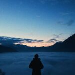Lado Kvataniya Instagram - Еще в 2002 году, когда в Кармадонском ущелье погибла съемочная группа Бодрова-младшего, включая большое количество местных жителей, я наблюдал за спасательными работами по ТВ около месяца. Сейчас же, когда я оказался в этих местах и пообщался с людьми, которые участвовали в спасательных операциях, осознал, что это была мнимая надежда, потому что тонны снега, грязи и камней, движущаяся со скоростью 200 километров в час не оставляют никому шансов. И вот все ущелье, словно выбритая голова солдата, у которого проступают первые волосы, усеяно маленькими деревьями, кустами и камнями, напоминающими бородавки. Это предчувствие нависающей смерти удивительным образом аккумулирует все атомы твоего тела хотеть ЖИТЬ. Все эти застолья и тосты посвящены только самой жизни, ведь она может оборваться в любой момент, но от этого вино только слаще, а арака крепче. . Спасибо за теплый прием! И у меня появился еще один ДОМ. . #владикавказ #кармадонскоеущелье Vladikavkaz
