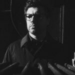 Lado Kvataniya Instagram - Мне неловко, потому что до задержания Ивана Голунова я не был знаком с его журналисткой деятельностью. В этом информационном хаосе сложно разобрать, что является истинной, а что попыткой создать очередной инфоповод. В связи с этим мне понадобилось погрузиться в изучение материалов, которые писал Иван. Удивительно, что задержание произошло только сейчас, потому я давно не читал таких откровенных и сильных текстов. Абсурд заключается в том, что ты понимаешь какие последствия ожидают человека, который занимается подобной деятельностью. Мы все знаем и просто живем с этим липким страхом. Мы даже не заметили, как впустили его в каждый дом, застелили для него кровать и накрыли стол. И с каждым новым днем этот липкий страх будет расти, занимая все больше и больше пространства, подчиняя нас своей воле. Не так давно, каких-то 40-50 лет назад этот страх уже жил в домах наших родителей. Они с ним знакомы и при любом удобном случае напоминают о том, как нужно себя вести в его присутствии. Наши предки выработали определенный этикет, помогающий производить на него приятное впечатление. Когда я пишу эти строчки, то за спиной незримо ощущаю его мерзкое дыхание и скрип суставов. Мне страшно, но я буду смотреть ему в лицо. Мне страшно, но рано или поздно страх будет бояться меня • Фоторужье @klepnev. #свободуивануголунову Russia