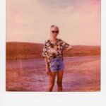 Lado Kvataniya Instagram - • Без Названия • Для меня это был сложный проект. Обычно, я использую какую-то сюжетную основу, иногда веду линейное повествование, но чаще выбираю дробную структуру, чтобы оставить возможность зрителю трактовать увиденное. Здесь я пошел от обратного - руководствовался исключительно ощущениями и лишил себя продуманной драматургии. Я понимал чувство, которое необходимо получить при просмотре. Понятно, что был концепт, тритмент и т.д., но мне хотелось создать для себя максимально дискомфортные условия, где я не буду знать что и как снимать. Важно было зафиксировать настоящую жизнь, мгновения, которые возникают в данный отрезок времени. Мы пригласили непрофессиональных актеров. Оператор (Кирилл Грошев) выставлял кадр, все уходили и мы оставались с человеком практически наедине. Актер не знал, в какой момент я буду его снимать, но и я не знал, когда нажму кнопку REC, потому что пленки у нас было катастрофически мало. Личные истории, паузы, взгляды, поведение и стали сюжетом для этой работы. Снимались: Щеголихина Галина, Чегиров Ержан, Плахотин Алексей, Тюгаев Дмитрий, Ткалич Ольга, Воронкин Виктор, Аяпбергенова Айгерим, Сейтказы Думан, Стецурина Елена, Медведева Наталья, Айтбаев Тлекхан, Кулькин Виктор, Талгат Сыдыкбеков, Арман Ахметов, Алимбекова Бактыгуль. П.С. Когда танцевала Бактегуль, то все живое, окружавшее нас, замерло, притаилось, исчезло. Спасибо Вам за это мгновение • Фото @arseniyz /// #маслочерноготмина #безназвания Kazakhstan