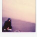 Lado Kvataniya Instagram - • Без Названия • Для меня это был сложный проект. Обычно, я использую какую-то сюжетную основу, иногда веду линейное повествование, но чаще выбираю дробную структуру, чтобы оставить возможность зрителю трактовать увиденное. Здесь я пошел от обратного - руководствовался исключительно ощущениями и лишил себя продуманной драматургии. Я понимал чувство, которое необходимо получить при просмотре. Понятно, что был концепт, тритмент и т.д., но мне хотелось создать для себя максимально дискомфортные условия, где я не буду знать что и как снимать. Важно было зафиксировать настоящую жизнь, мгновения, которые возникают в данный отрезок времени. Мы пригласили непрофессиональных актеров. Оператор (Кирилл Грошев) выставлял кадр, все уходили и мы оставались с человеком практически наедине. Актер не знал, в какой момент я буду его снимать, но и я не знал, когда нажму кнопку REC, потому что пленки у нас было катастрофически мало. Личные истории, паузы, взгляды, поведение и стали сюжетом для этой работы. Снимались: Щеголихина Галина, Чегиров Ержан, Плахотин Алексей, Тюгаев Дмитрий, Ткалич Ольга, Воронкин Виктор, Аяпбергенова Айгерим, Сейтказы Думан, Стецурина Елена, Медведева Наталья, Айтбаев Тлекхан, Кулькин Виктор, Талгат Сыдыкбеков, Арман Ахметов, Алимбекова Бактыгуль. П.С. Когда танцевала Бактегуль, то все живое, окружавшее нас, замерло, притаилось, исчезло. Спасибо Вам за это мгновение • Фото @arseniyz /// #маслочерноготмина #безназвания Kazakhstan