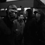 Lado Kvataniya Instagram - Пока мы выводили проекцию на высотку, за нашими спинами происходило задержание группы лиц неопределённой национальности. Сотрудники уверено вязали молодых людей, положив их лицами на капот. Нас они старательно не замечали, а мы взаимно игнорировали их в ответ. Было у нас на все не больше часа, но как это обычно случается вся техника магическим образом отказывалась работать. Проектор весит под 100 килограмм, а нам его надо повернуть набок, чтобы вывести проекцию в нужном положении. Потом он и вовсе перестал включаться. Коптер глушили фсо-шные вышки. Он взлетал на 10 метров и тут же терял управление. Стали поступать предложения сделать проекцию на CG, но я отказывался верить. Все должно быть по-настоящему! Когда еще нам выпадет возможность вывести гигантские лица поэтов на сталинскую высотку? В самый последний момент, когда времени практически не оставалось, нам удалось снять запланированые кадры. Каждый раз, когда я проезжаю мимо этой величественной постройки, то на фасаде здания я “вижу” нашу проекцию. Виртуальная подпись, которую мы оставили всей нашей командой • Backstage from @klepnev | #noizemc #почитайстарших #hypeproduction