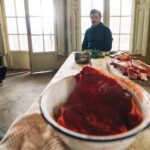 Lado Kvataniya Instagram - Спасибо каждому, кто нас поддержал и продолжает распространять наш МАНИФЕСТ! У меня есть несколько вопросов к вам. Помимо главной темы “домашнего насилия” в нашей истории есть еще две! Какие это подтемы? Что символизируют цветы, растущие на героине? Жду ваши версии в комментариях. В понедельник мы сделаем с @manizha LIVE трансляцию и ответим на все ваши вопросы! Обнял! Фоторужье @openyoureyes_project | #manizha #mama #silsila #силсила #hypeproduction Georgia