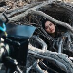Lado Kvataniya Instagram - Спасибо каждому, кто нас поддержал и продолжает распространять наш МАНИФЕСТ! У меня есть несколько вопросов к вам. Помимо главной темы “домашнего насилия” в нашей истории есть еще две! Какие это подтемы? Что символизируют цветы, растущие на героине? Жду ваши версии в комментариях. В понедельник мы сделаем с @manizha LIVE трансляцию и ответим на все ваши вопросы! Обнял! Фоторужье @openyoureyes_project | #manizha #mama #silsila #силсила #hypeproduction Georgia