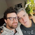 Lado Kvataniya Instagram - Это был тяжелый месяц. Проклятие - иметь воспалённое воображение, потому что в какой-то момент чудовищные образы тебя расщепляют. ⠀ ⠀ Папа прошёл через реанимацию и снова здесь. Благодаря врачам Коммунарки я могу его обнять! Низкий вам поклон. И те, кто был рядом и помогал - бесконечно люблю!