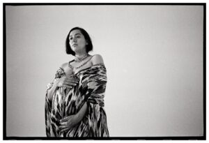 Lado Kvataniya Instagram - Четыре года ты меня вдохновляешь своей силой, женственностью и бесконечным милосердием.

Когда-то я нашел этот отрывок грузинского поэта Габашвили. Жалею, что написал не я, но пусть эти слова прозвучат в твою честь. 

«Брови – изгибы дуг арбалетных, стрелы-ресницы,
Рядом с тобою гибну в тенетах раненой птицей.
Змейка-спираль здесь шеи хрусталь охраняет зорко,
Солнцем рассыпанный светлый янтарь родинок робких.»