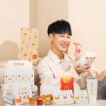 Lai Instagram - 如果你問我麥當勞的套餐你最喜歡哪一個 一定是麥克鷄塊套餐！！！ 曾經我想說去外面買一些冷凍的鷄塊回來炸 看能不能做出跟麥當勞一樣的口感 只能說 目前還沒有辦法實現這個夢 不知道為什麼 麥當勞的麥克鷄塊就是特別的外酥內嫩 鷄胸跟鷄腿的比例也剛剛好 其實我們在錄影的空檔 也很常叫麥當勞的麥克鷄塊來吃 因為一口一個剛剛好 也可以大家一起吃～ 跟大家講一個很厲害的事情 這次麥當勞跟韓國女團NewJeans合作推出新包裝 你們看盒子的圖案 超級無敵cute !! 一定要邊吃邊配NewJeans的歌一起聽的吧 !! 結果就開始練cover？😂 如果你想要走在最前面 10/25-11/14期間趕快去附近麥當勞或打開歡樂送APP訂餐！！ 新包裝售完為止哦 !! @mcdonaldstw #McDonalds #麥當勞 #期間限定 #麥克鷄塊 #FeelGoodMoment #PresentfromMcD1 #SpecialPackage #McDonalds_Chicken_World