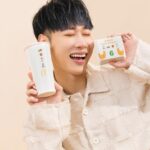 Lai Instagram - 如果你問我麥當勞的套餐你最喜歡哪一個 一定是麥克鷄塊套餐！！！ 曾經我想說去外面買一些冷凍的鷄塊回來炸 看能不能做出跟麥當勞一樣的口感 只能說 目前還沒有辦法實現這個夢 不知道為什麼 麥當勞的麥克鷄塊就是特別的外酥內嫩 鷄胸跟鷄腿的比例也剛剛好 其實我們在錄影的空檔 也很常叫麥當勞的麥克鷄塊來吃 因為一口一個剛剛好 也可以大家一起吃～ 跟大家講一個很厲害的事情 這次麥當勞跟韓國女團NewJeans合作推出新包裝 你們看盒子的圖案 超級無敵cute !! 一定要邊吃邊配NewJeans的歌一起聽的吧 !! 結果就開始練cover？😂 如果你想要走在最前面 10/25-11/14期間趕快去附近麥當勞或打開歡樂送APP訂餐！！ 新包裝售完為止哦 !! @mcdonaldstw #McDonalds #麥當勞 #期間限定 #麥克鷄塊 #FeelGoodMoment #PresentfromMcD1 #SpecialPackage #McDonalds_Chicken_World