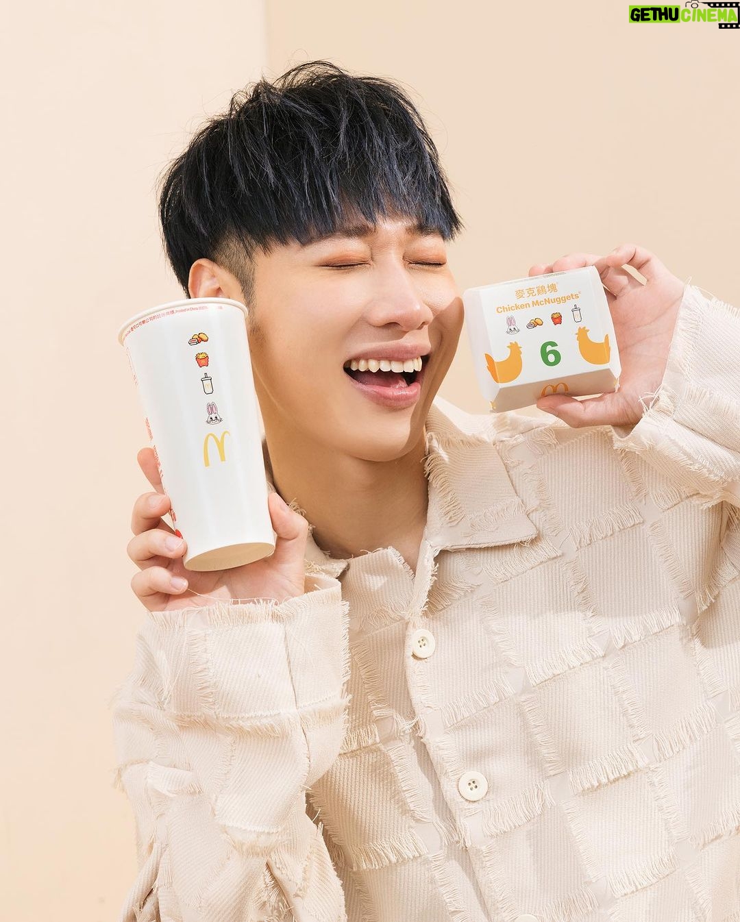 Lai Instagram - 如果你問我麥當勞的套餐你最喜歡哪一個 一定是麥克鷄塊套餐!!! 曾經我想說去外面買一些冷凍的鷄塊回來炸 看能不能做出跟麥當勞一樣的口感 只能說 目前還沒有辦法實現這個夢 不知道為什麼 麥當勞的麥克鷄塊就是特別的外酥內嫩 鷄胸跟鷄腿的比例也剛剛好 其實我們在錄影的空檔 也很常叫麥當勞的麥克鷄塊來吃 因為一口一個剛剛好 也可以大家一起吃~ 跟大家講一個很厲害的事情 這次麥當勞跟韓國女團NewJeans合作推出新包裝 你們看盒子的圖案 超級無敵cute !! 一定要邊吃邊配NewJeans的歌一起聽的吧 !! 結果就開始練cover?😂 如果你想要走在最前面 10/25-11/14期間趕快去附近麥當勞或打開歡樂送APP訂餐!! 新包裝售完為止哦 !! @mcdonaldstw #McDonalds #麥當勞 #期間限定 #麥克鷄塊 #FeelGoodMoment #PresentfromMcD1 #SpecialPackage #McDonalds_Chicken_World