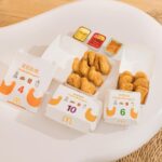 Lai Instagram - 如果你問我麥當勞的套餐你最喜歡哪一個 一定是麥克鷄塊套餐！！！ 曾經我想說去外面買一些冷凍的鷄塊回來炸 看能不能做出跟麥當勞一樣的口感 只能說 目前還沒有辦法實現這個夢 不知道為什麼 麥當勞的麥克鷄塊就是特別的外酥內嫩 鷄胸跟鷄腿的比例也剛剛好 其實我們在錄影的空檔 也很常叫麥當勞的麥克鷄塊來吃 因為一口一個剛剛好 也可以大家一起吃～ 跟大家講一個很厲害的事情 這次麥當勞跟韓國女團NewJeans合作推出新包裝 你們看盒子的圖案 超級無敵cute !! 一定要邊吃邊配NewJeans的歌一起聽的吧 !! 結果就開始練cover？😂 如果你想要走在最前面 10/25-11/14期間趕快去附近麥當勞或打開歡樂送APP訂餐！！ 新包裝售完為止哦 !! @mcdonaldstw #McDonalds #麥當勞 #期間限定 #麥克鷄塊 #FeelGoodMoment #PresentfromMcD1 #SpecialPackage #McDonalds_Chicken_World