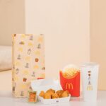 Lai Instagram - 如果你問我麥當勞的套餐你最喜歡哪一個 一定是麥克鷄塊套餐！！！ 曾經我想說去外面買一些冷凍的鷄塊回來炸 看能不能做出跟麥當勞一樣的口感 只能說 目前還沒有辦法實現這個夢 不知道為什麼 麥當勞的麥克鷄塊就是特別的外酥內嫩 鷄胸跟鷄腿的比例也剛剛好 其實我們在錄影的空檔 也很常叫麥當勞的麥克鷄塊來吃 因為一口一個剛剛好 也可以大家一起吃～ 跟大家講一個很厲害的事情 這次麥當勞跟韓國女團NewJeans合作推出新包裝 你們看盒子的圖案 超級無敵cute !! 一定要邊吃邊配NewJeans的歌一起聽的吧 !! 結果就開始練cover？😂 如果你想要走在最前面 10/25-11/14期間趕快去附近麥當勞或打開歡樂送APP訂餐！！ 新包裝售完為止哦 !! @mcdonaldstw #McDonalds #麥當勞 #期間限定 #麥克鷄塊 #FeelGoodMoment #PresentfromMcD1 #SpecialPackage #McDonalds_Chicken_World