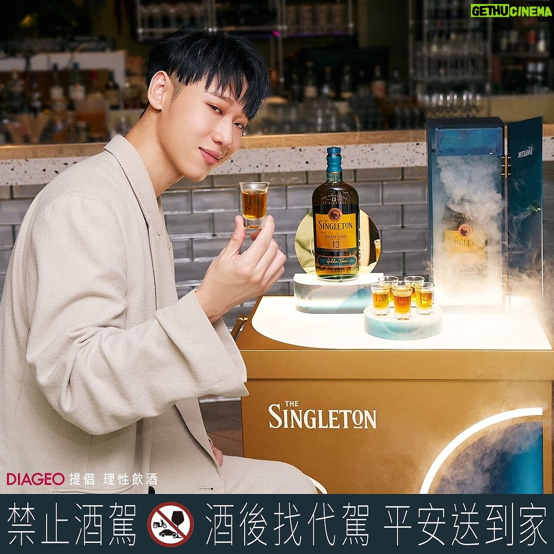 Lai Instagram - #AD 大家知道我最近越來越會品酒了,今天約了丹妮婊姐跟紀董一起來品嚐「蘇格登醇金13年單一麥芽威士忌」來到最近台北很夯的Flare酒吧,這次跟蘇格登合作期間整個店內佈置奢華感更升級,一走進酒吧就看到大大的水池漂浮著蘇格登金色LOGO,超像來到國外豪華戶外趴踢現場,我們三劍客整個質感大升級。而且每桌都有一個蘇格登醇金13年水晶陳列架,搭配上我們三劍客時尚感十足的美美卡其西裝套裝,直接置身在紐約時尚奢華酒吧喝著醇金13年跟好友一整夜狂歡啦! 這次蘇格登特製了三款酒品【醇金凍飲、醇金氣泡飲、店家專屬醇金特調】透過三種不同方式品嚐蘇格登醇金13年 醇金凍飲透過乾冰效果凸顯「蘇格登醇金13年」冰鎮過後的視覺感受,有別於加入冰塊後稀釋整體口感,透過冰凍後降低酒感,更能品嚐到這款醇金13年的果香甜味 醇金氣泡飲有香檳的口感,端出來的水晶杯架整個更有奢華歡慶感,很適合姐妹聚會喝唷! 我自己最喜歡「店家專屬醇金特調」,比較特別的是,店家一開始會提供三款尚未加入醇金13年威士忌的特調酒品,「你可以自己DIY特調飲品」,將「醇金13年」倒入三款特調酒品中,完成自己的醇金特調,非常有趣 老實說,我自己本身對於酒的口感比較挑惕,但「蘇格登醇金13年」讓我刷新三觀,「蘇格登醇金13年」是由貴腐甜白酒過桶熟成,所以口感上比較清爽,帶有一點點果香,非常好入口,真的超適合一群好友歡聚時刻飲用呀!! 這次我們三人到蘇格登醇金13年合作的台北Flare品嚐這三款特製酒款,每次三人歡聚都是笑聲不間斷,搭配上這款歡慶時刻必喝酒款整個更加分!如果你跟你的朋友想要找個地方聚一聚的話,推薦大家可以Flare點醇金派對酒單,只要$880讓你體驗三款特調品嚐蘇格登醇金13年!! @thesingletontw @flare_taipei 【禁止酒駕,酒後找代駕平安送到家】 【本文內容涉及酒類產品促銷訊息,請勿轉發給未達法定購買年齡者】 #蘇格登醇金13年單一麥芽威士忌 #TheSingleton #蘇格登醇金派對 #貴腐甜白酒桶過桶 #點亮相聚時刻 #獨獻台灣 