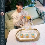 Lai Instagram - #AD 大家知道我最近越來越會品酒了，今天約了丹妮婊姐跟紀董一起來品嚐「蘇格登醇金13年單一麥芽威士忌」來到最近台北很夯的Flare酒吧，這次跟蘇格登合作期間整個店內佈置奢華感更升級，一走進酒吧就看到大大的水池漂浮著蘇格登金色LOGO，超像來到國外豪華戶外趴踢現場，我們三劍客整個質感大升級。而且每桌都有一個蘇格登醇金13年水晶陳列架，搭配上我們三劍客時尚感十足的美美卡其西裝套裝，直接置身在紐約時尚奢華酒吧喝著醇金13年跟好友一整夜狂歡啦！ 這次蘇格登特製了三款酒品【醇金凍飲、醇金氣泡飲、店家專屬醇金特調】透過三種不同方式品嚐蘇格登醇金13年 醇金凍飲透過乾冰效果凸顯「蘇格登醇金13年」冰鎮過後的視覺感受，有別於加入冰塊後稀釋整體口感，透過冰凍後降低酒感，更能品嚐到這款醇金13年的果香甜味 醇金氣泡飲有香檳的口感，端出來的水晶杯架整個更有奢華歡慶感，很適合姐妹聚會喝唷！ 我自己最喜歡「店家專屬醇金特調」，比較特別的是，店家一開始會提供三款尚未加入醇金13年威士忌的特調酒品，「你可以自己DIY特調飲品」，將「醇金13年」倒入三款特調酒品中，完成自己的醇金特調，非常有趣 老實說，我自己本身對於酒的口感比較挑惕，但「蘇格登醇金13年」讓我刷新三觀，「蘇格登醇金13年」是由貴腐甜白酒過桶熟成，所以口感上比較清爽，帶有一點點果香，非常好入口，真的超適合一群好友歡聚時刻飲用呀！！ 這次我們三人到蘇格登醇金13年合作的台北Flare品嚐這三款特製酒款，每次三人歡聚都是笑聲不間斷，搭配上這款歡慶時刻必喝酒款整個更加分！如果你跟你的朋友想要找個地方聚一聚的話，推薦大家可以Flare點醇金派對酒單，只要$880讓你體驗三款特調品嚐蘇格登醇金13年!! @thesingletontw @flare_taipei 【禁止酒駕，酒後找代駕平安送到家】 【本文內容涉及酒類產品促銷訊息，請勿轉發給未達法定購買年齡者】 #蘇格登醇金13年單一麥芽威士忌 #TheSingleton​ #蘇格登醇金派對 #貴腐甜白酒桶過桶 #點亮相聚時刻 #獨獻台灣 ​