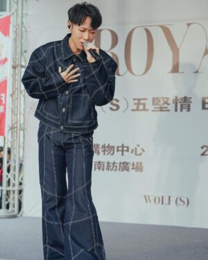 Lai Instagram - 謝謝有來簽唱會的每一個你們
我們一起奮戰了七個小時 
看到大家這麼熱情的等待 （真的很感動🥹
一定幫大家簽到完 ～
最後大家的狀態都好好笑
有夠喜歡的😊😊

…………………………..

另外 
真的很愛我們彌留狀態 
還要聚在一起聊天到店家打烊😂
真的隨便亂聊都好好笑 

台南我們下次見❤️❤️

📷 ： @yasashi.jpg 
💄 ： @jasperwu2018 
👨 ： @tim7312 
👔 ： @yikolee 

#按讚的你們都是早起的鳥兒
#謝謝賴打的應援食物