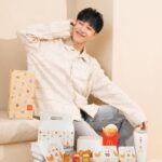 Lai Instagram - 如果你問我麥當勞的套餐你最喜歡哪一個 一定是麥克鷄塊套餐！！！ 曾經我想說去外面買一些冷凍的鷄塊回來炸 看能不能做出跟麥當勞一樣的口感 只能說 目前還沒有辦法實現這個夢 不知道為什麼 麥當勞的麥克鷄塊就是特別的外酥內嫩 鷄胸跟鷄腿的比例也剛剛好 其實我們在錄影的空檔 也很常叫麥當勞的麥克鷄塊來吃 因為一口一個剛剛好 也可以大家一起吃～ 跟大家講一個很厲害的事情 這次麥當勞跟韓國女團NewJeans合作推出新包裝 你們看盒子的圖案 超級無敵cute !! 一定要邊吃邊配NewJeans的歌一起聽的吧 !! 結果就開始練cover？😂 如果你想要走在最前面 10/25-11/14期間趕快去附近麥當勞或打開歡樂送APP訂餐！！ 新包裝售完為止哦 !! @mcdonaldstw #McDonalds #麥當勞 #期間限定 #麥克鷄塊 #FeelGoodMoment #PresentfromMcD1 #SpecialPackage #McDonalds_Chicken_World