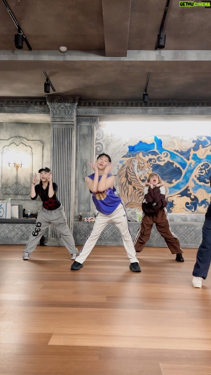 Lai - 24.3K Likes - 剛到韓國就馬上來進修
好幾年沒上舞蹈課 覺得好熱血😂
還有
Teacher is so handsome
@babyzoo_dancer @ygx_official
#korea #dance #ygx