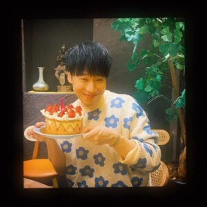 Lai Instagram - 🍰生日快樂🍰
今年真的是最多飯局的一年
收到大家的祝福 真的謝謝你們的愛戴

已經沒在算年紀的我 還是要來許願 🕯️

1.希望我愛的人跟看到這篇文章的你們 
都可以身體健康

2.希望今年不管是五堅情 綜口味 還是個人 都可以更加發光發亮

3.#%¥£€

今年個人演唱會見嘍 🤍🤍

#我愛你們大家 
#蠟燭都只能給我問號 
#每年都希望願望成功 
#今年生日週吃到很開心