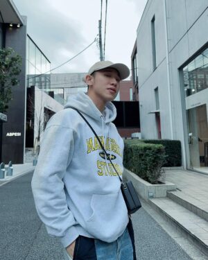 Lai Instagram - 太臨時要出發東京 
第一天就走最簡單的look 
日本還是怎麼拍怎麼好看
期待一下綜口味的PK賽 ✌️✌️