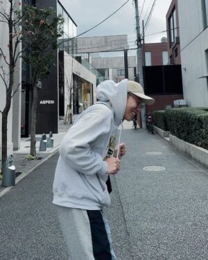 Lai Instagram - 太臨時要出發東京 
第一天就走最簡單的look 
日本還是怎麼拍怎麼好看
期待一下綜口味的PK賽 ✌️✌️
