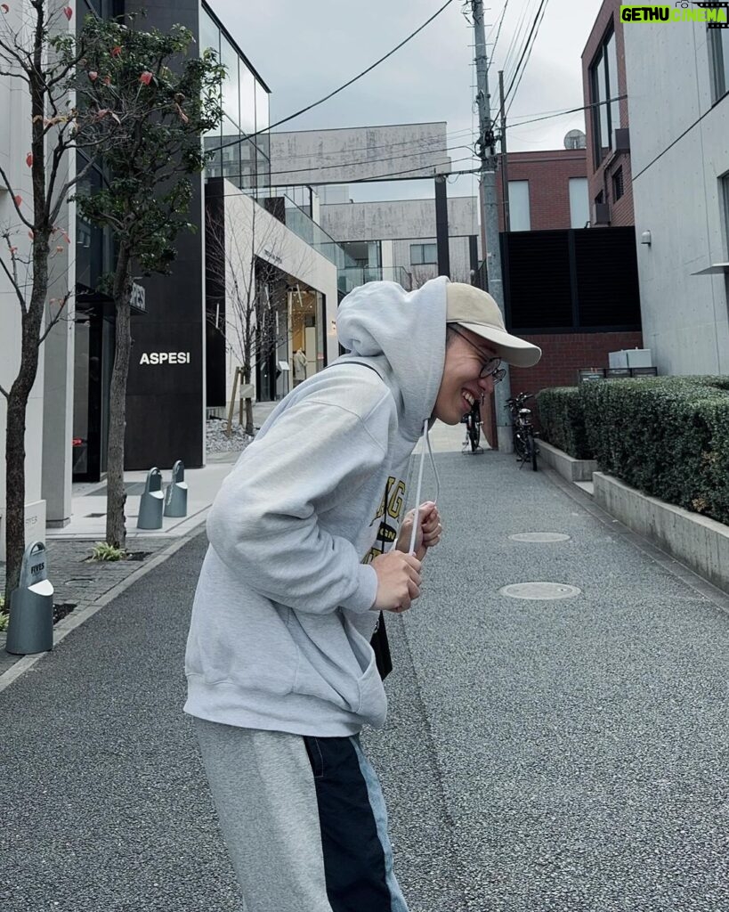 Lai Instagram - 太臨時要出發東京 第一天就走最簡單的look 日本還是怎麼拍怎麼好看 期待一下綜口味的PK賽 ✌️✌️ Tokyo, Japan