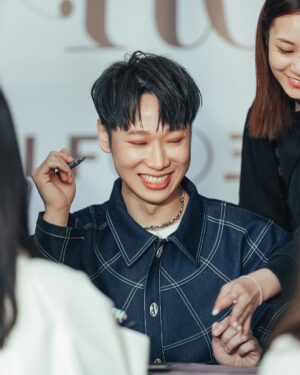 Lai Instagram - 謝謝有來簽唱會的每一個你們
我們一起奮戰了七個小時 
看到大家這麼熱情的等待 （真的很感動🥹
一定幫大家簽到完 ～
最後大家的狀態都好好笑
有夠喜歡的😊😊

…………………………..

另外 
真的很愛我們彌留狀態 
還要聚在一起聊天到店家打烊😂
真的隨便亂聊都好好笑 

台南我們下次見❤️❤️

📷 ： @yasashi.jpg 
💄 ： @jasperwu2018 
👨 ： @tim7312 
👔 ： @yikolee 

#按讚的你們都是早起的鳥兒
#謝謝賴打的應援食物
