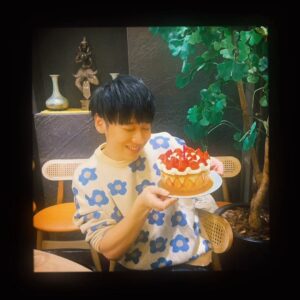 Lai Instagram - 🍰生日快樂🍰
今年真的是最多飯局的一年
收到大家的祝福 真的謝謝你們的愛戴

已經沒在算年紀的我 還是要來許願 🕯️

1.希望我愛的人跟看到這篇文章的你們 
都可以身體健康

2.希望今年不管是五堅情 綜口味 還是個人 都可以更加發光發亮

3.#%¥£€

今年個人演唱會見嘍 🤍🤍

#我愛你們大家 
#蠟燭都只能給我問號 
#每年都希望願望成功 
#今年生日週吃到很開心