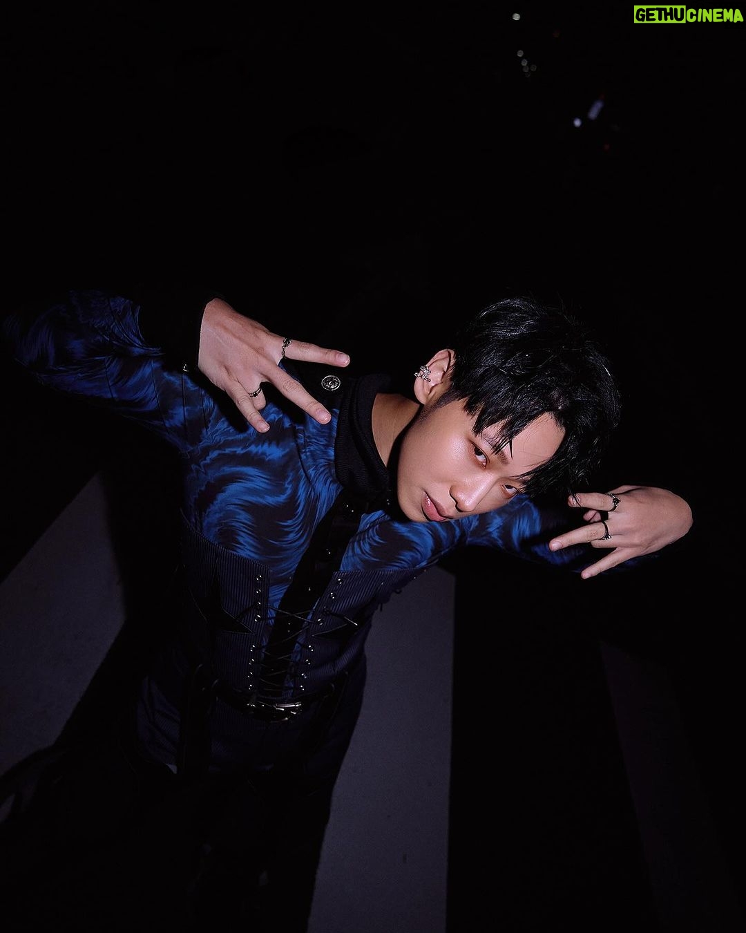 Lai Instagram - 細數2023真的完成好多事情 也發瘋了好多事情 跑了巡迴演唱會 出了第二張個人專輯 五堅情的EP 企劃王 新的一年 繼續一起冒險吧!!! 新年快樂🎆 愛你們每一個人 🤍🤍🤍 ………………….. 昨天難得全員慶功到早上六點半 如果等等遇到我想拍照 請開美肌跟我合照😅 📷: @riio666 👨: @tim7312 💄: @jasperwu2018 👔: @fragrance781116 #2024來了 #新年快樂
