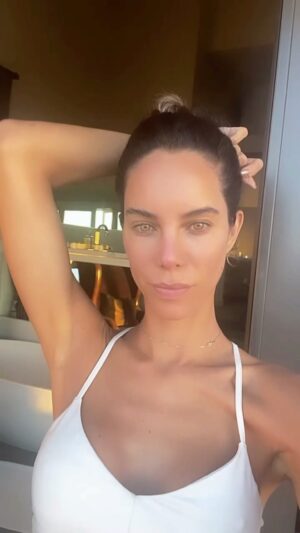 Larissa Andrade Instagram - This is a wonderful day. I've never seen this one before .

Pachamama I Love you !