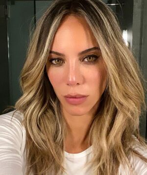 Larissa Andrade Instagram - “There are many paths to enlightenment . Be sure to take the one with a heart “—— Lao Tzu.
.
.
.
.
#loveeverywhere #beyourself #kindnessmatters