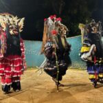 Larissa Bracher Instagram - Folia de Reis, uma tradição folclórica vinda de Portugal e muito presente na cultura mineira. Tivemos o privilégio de receber o reisado no ultimo dia do ano de 2023. A bandeira foi feita por minha mãe @bracherfani , a madrinha da Folia, em Piau. A presença dos palhaços espanta maus espíritos e a música entoa versos de proteção. Te desejo Um ano novo cheio de força, poder e purificação!!! Feliz 2024, amigos e amigas! #foliadereis #reisado #proteção #2024