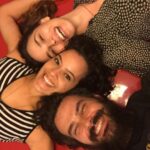 Larissa Bracher Instagram - #tbt de quando fui muito feliz atuando na novela “A regra do jogo”. Minha personagem entrou na trama procurando pelo marido (@carmodallavecchia )que havia perdido a memória depois de um trágico acidente. Só que ele havia refeito sua vida com outra mulher (@maevejinkings ) e aí dava-se o drama. Eu e meus amados amigos Maeve e Carmo nos divertimos bastante nos bastidores. Saudadeee! Texto do incrível João Emanuel Carneiro e direção geral de @amoramautner .2016 #tvglobo #aregradojogo #atriz