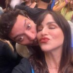 Larissa Bracher Instagram - Lançamento do filme “A Confissão”, último da trilogia sobre o crime que mobilizou o país, o caso Richtoffen. Fiz a Preparação de elenco dos 3!! Nesse último, tb, a coordenação de intimidade. Me comove muito estar com a equipe vendo o resultado na telona! Me emociona o jeito que especialmente, o elenco, vem falar comigo. Só Nós sabemos o que foi estruturado em sala de ensaio e que ficou nos personagens. Lembro de cada filmagem, cada respiração, cada gesto, cada “mais daquilo”, “menos disso”, “vai fundo”, “aposta no q está fazendo”, “mais energia aqui”, “mais jogado fora acolá”, “fica de mãos dadas comigo”, “vc vai conseguir”… !o trabalho da preparação é silencioso e invisível ao grande público. É um trabalho estruturante, ligado diretamente ao que se vê nas telas, à direção de atores, porém, suas linhas e manobras permanecem impalpáveis e inaudíveis. O figurino se vê, a direção de arte se vê, o visagismo se vê. A preparação não. somos uma função cada vez mais necessária. Obrigada a toda equipe maravilhosa desse filme!!! Obrigada em especial ao elenco. A cada um de vcs que veio me abraçar num dia tao importante! O filme está maravilhoso! Parabéns @santaritafilmes @mauricioeca @ilanacasoy @raphael_montes @dedourado @nicole.nativa @mbritobeauty @galeriadistribuidora @amazonprime meu agradecimento especial à minha amiga @lugalvao_beauty que me arrumou p essa noite, e meu amor @paulinhomoska